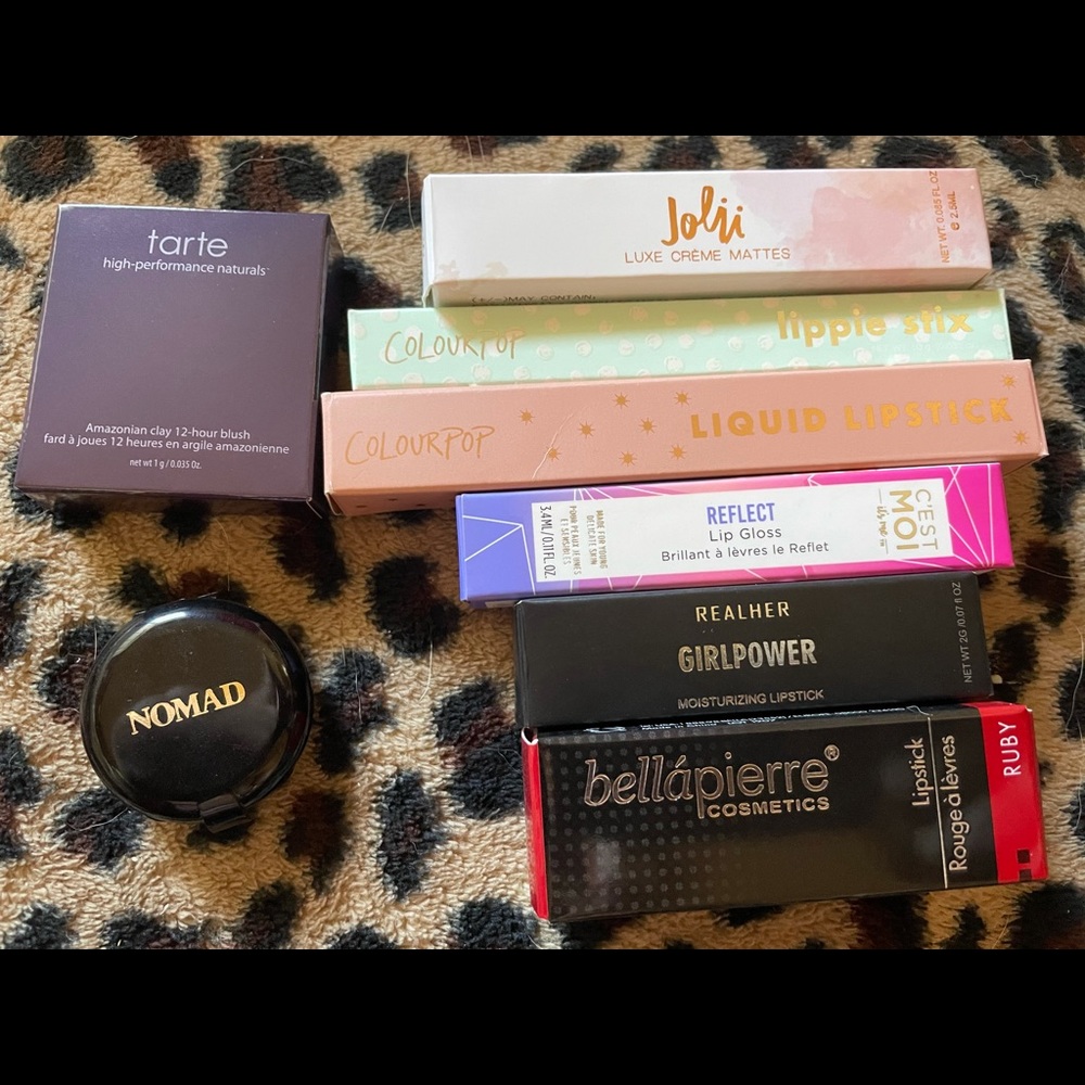 Ipsy surprise bag with 8 brand new items